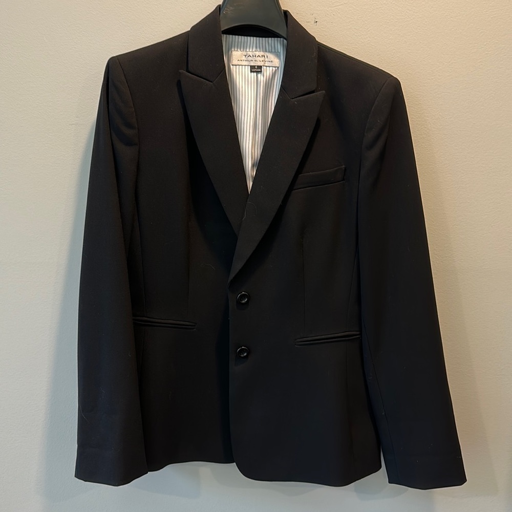 Black Tahari, size 6 blazer in like new condition